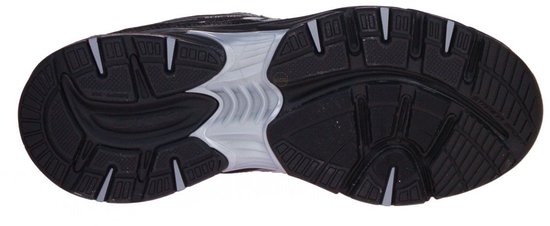 Onderkant van een zwarte Skechers sneaker. Zilverkleurige middenzool en zwart loopvlak.