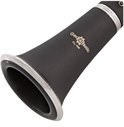 Close-up van de beker van een zwarte klarinet met zilveren rand en 'Gear4music CL-100' logo.
