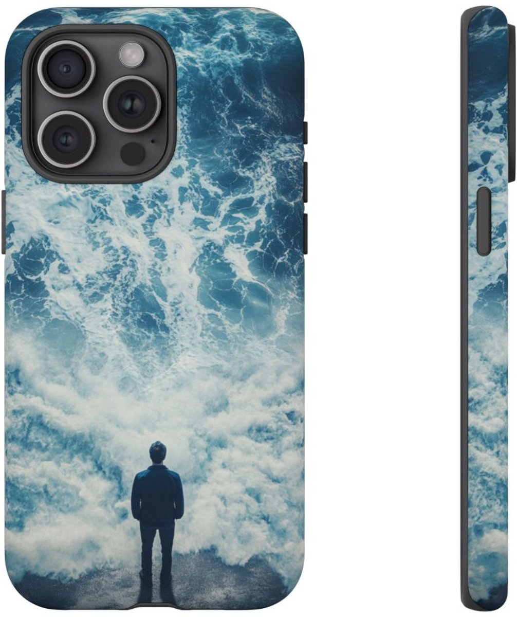 Man Tegenover Oceaangolven – Telefoonhoesje Geschikt voor iPhone 15 Pro Max