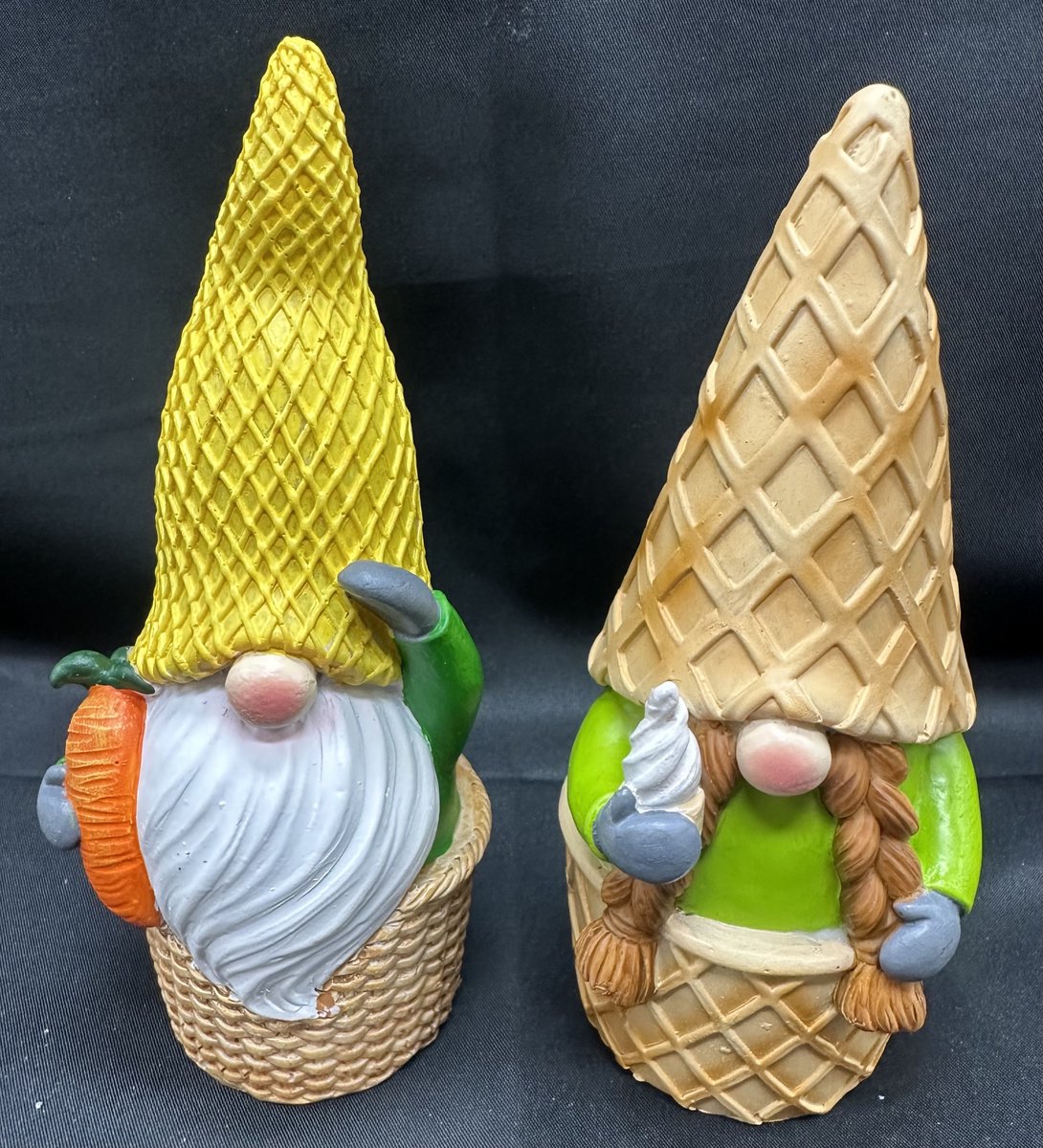 Polyresin tropische (tuin) kabouters " Kabouter met gele muts + wortel en Kabouter met ijscoupe muts en softijsje " - Set van 2 stuks - meerkleurig - Hoogte 13 x 8 x 6 cm - Woonaccessoires - Tuinaccessoires - Tuindecoratie