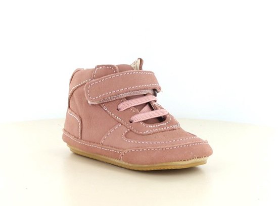 Roze leren sneakers met roze veters en klittenbandsluiting.