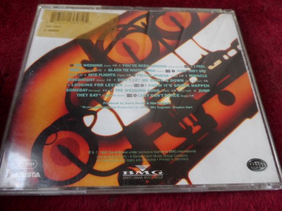 De achterkant van de cd-hoes van David Bowie's Black Tie White Noise met een lijst van nummers.