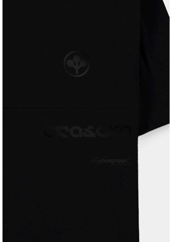Zwart t-shirt met reliëf logo's: een cirkel met blaadjes en de tekst 'ARASAKA CYBERPUNK'.
