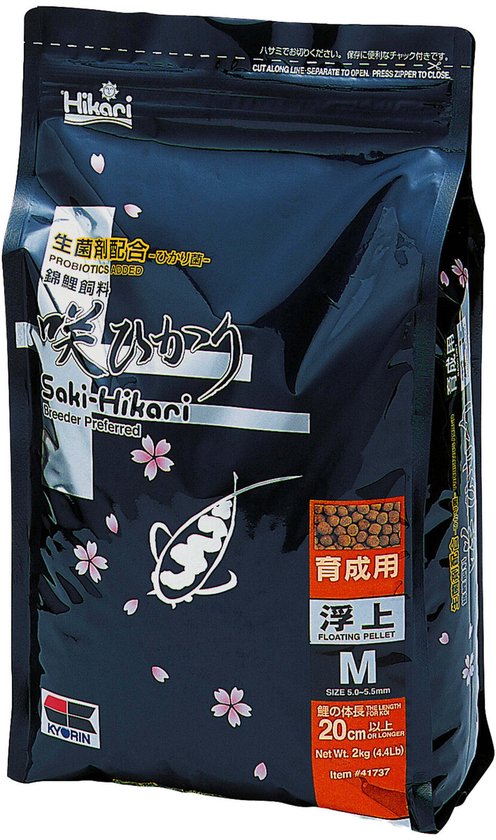Zwarte zak Saki-Hikari visvoer met kersenbloesems en een koi-karper afbeelding. "Breeder Preferred" en "Floating Pellet M".