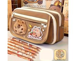 GEAR 3000® capybara etui met capybara knuffel - 6 capybara pennen - 500 capybara stickers - 9 vaks - capibara spullen