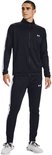 Zwart Under Armour trainingspak met witte strepen op de mouwen en zijkant van de broek.