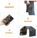 Gedetailleerde afbeeldingen van een opvouwbaar zonnepaneel met camouflageprint: in de hand, gesloten, en rechtopstaand.
