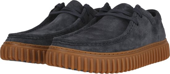 Gezicht op twee blauwe suède schoenen met bruine plateauzolen.