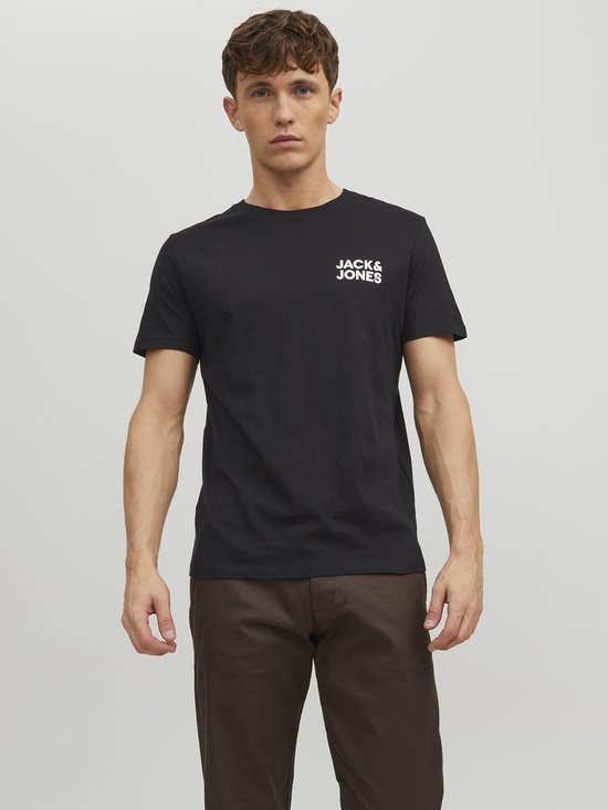 Zwarte Jack & Jones t-shirt met korte mouwen en ronde hals, gedragen door een man met bruine broek.