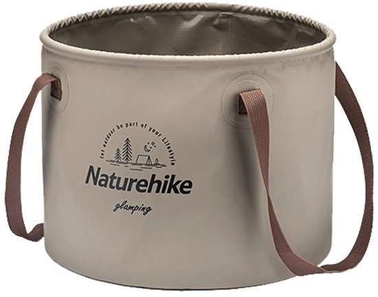 Lichtbruine opvouwbare emmer met bruine hengsels en opdruk 'Naturehike glamping'.