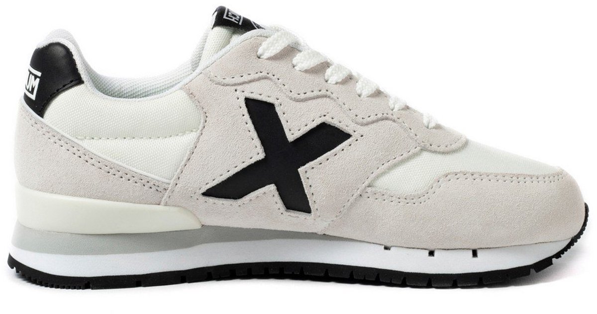 Grijze retro hardloopsneakers met zwarte accenten, casual en sportieve uitstraling, maat EU 35.