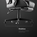 Zwarte, stevige aluminium voet met wieltjes voor een gamestoel.