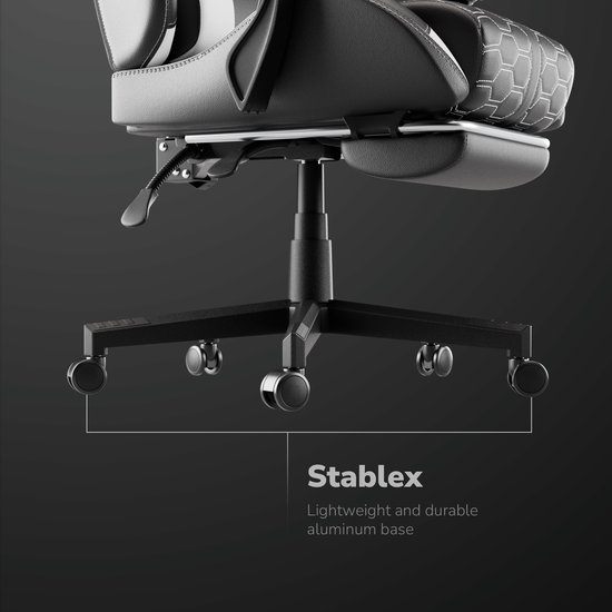 Zwarte, stevige aluminium voet met wieltjes voor een gamestoel.