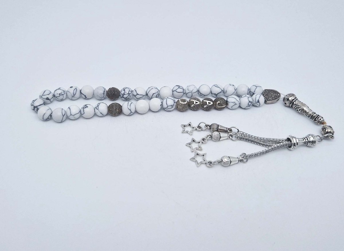 Handgemaakte naam tasbih 33 Kralen Natuursteen “Howlite Wit” - met metaal tassel- Met je naam of de naam van uw geliefde- 8 mm diameter van de korrel