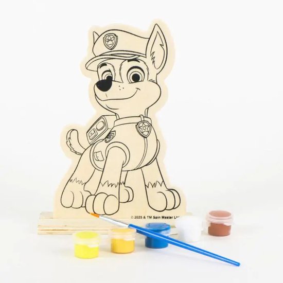 Houten Chase van Paw Patrol, staand op een houten voet, met kwast en verfpotjes in bruin, wit, blauw, geel en lichtgeel.