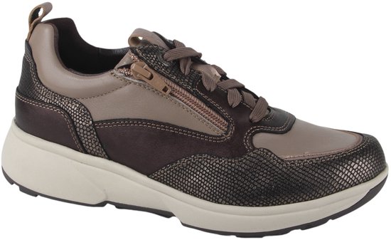 Bruine sneaker met beige en donkerbruine leren panelen. Snake-print details en ritssluiting op de veters.