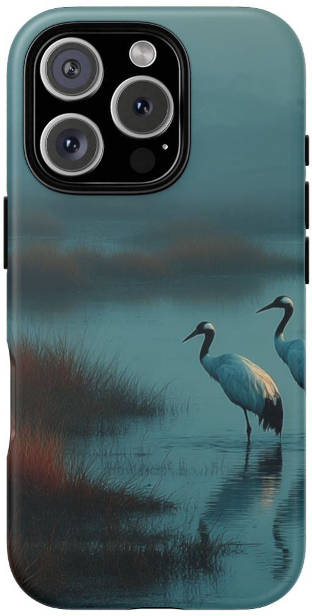 Twee Kraanvogels in Mistig Moeras – Telefoonhoesje Geschikt voor iPhone 16 Pro