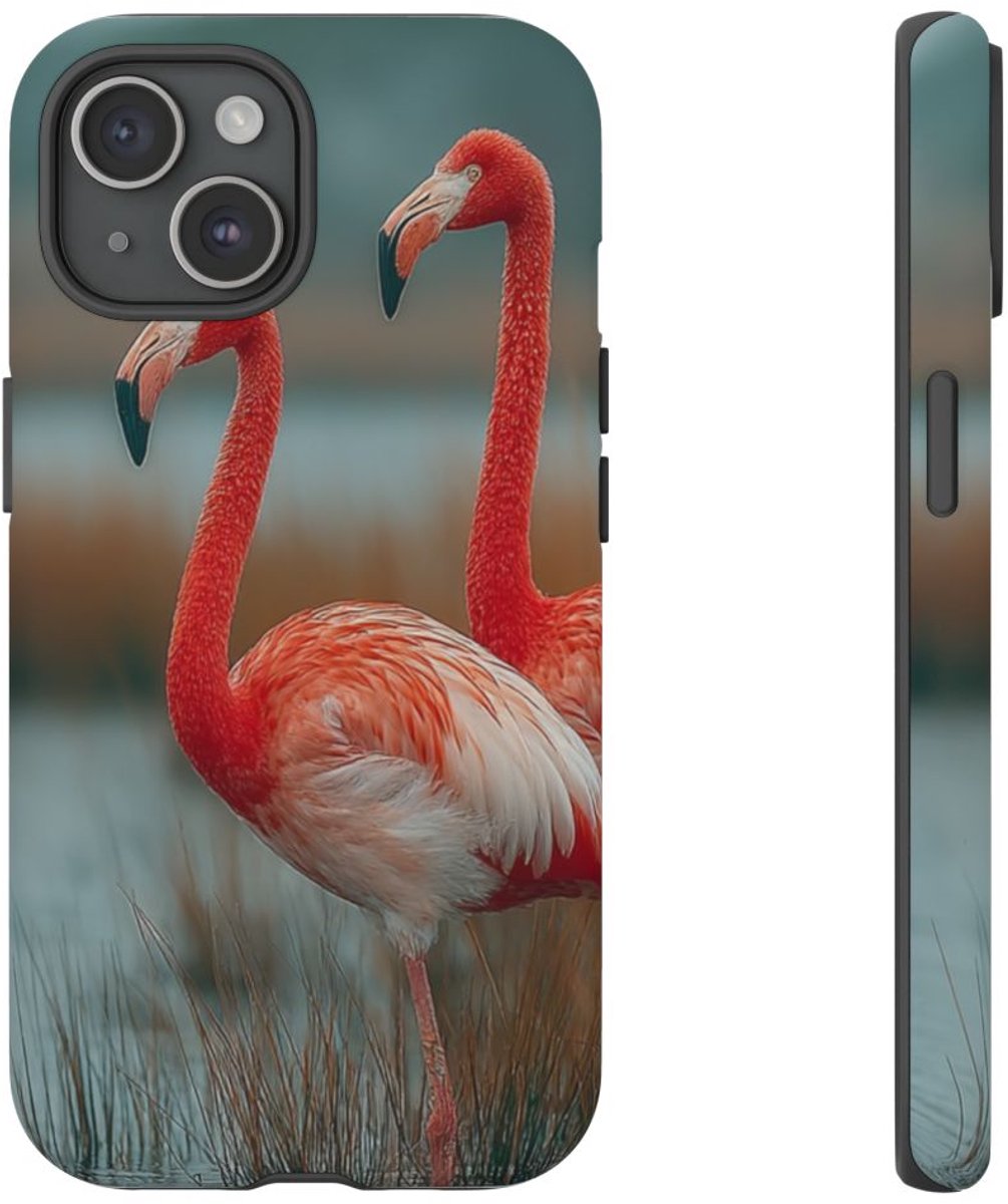 Drie Flamingo’s bij Water en Riet – Telefoonhoesje Geschikt voor iPhone 15