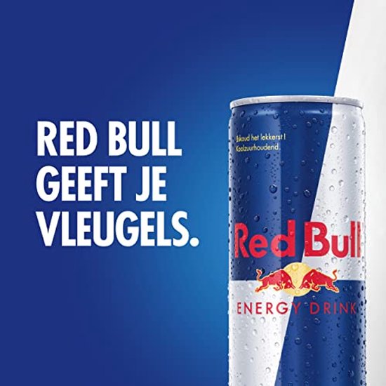 Blikje Red Bull met waterdruppels en de tekst 'RED BULL GEEFT JE VLEUGELS'.