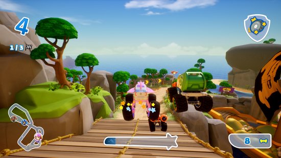 Een PAW Patrol race op een tropisch eiland. Een groen voertuig met een blauw figuur en een roze paars voertuig met sterren racen over een houten brug.