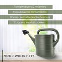 Grijze gieter van 10 liter op een houten tafel, met tekst over voor wie de gieter is.