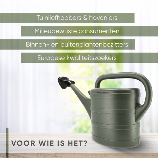 Grijze gieter van 10 liter op een houten tafel, met tekst over voor wie de gieter is.