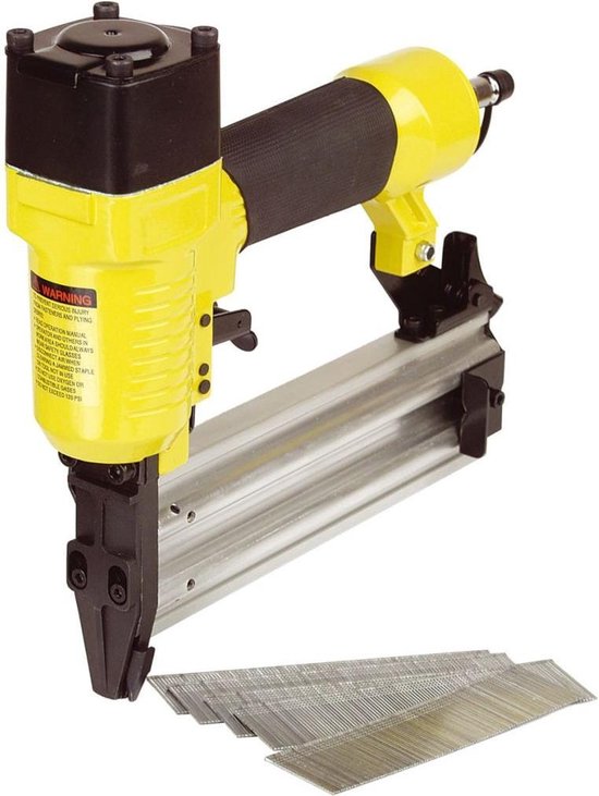 Gele nietmachine met zwarte handgreep en zilverkleurige magazijn, met een stapel nieten ernaast.