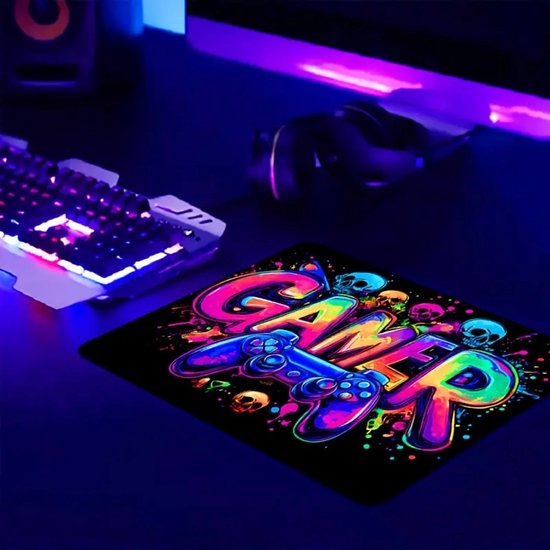 Gaming muismat met 'GAMER' in felle, gloeiende kleuren en afbeeldingen van controllers en schedels, in een neon game-setup.