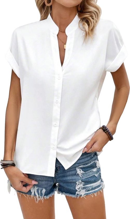 Wit overhemd met korte mouwen, knoopjes en denim shorts.