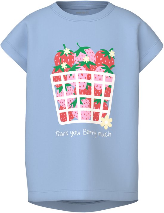 Lichtblauw T-shirt met print van een mandje vol aardbeien en de tekst 'Thank you Berry much'.