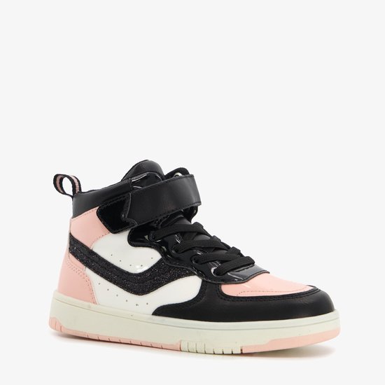 Zwarte hoge sneaker met roze en witte accenten, glitters en klittenbandsluiting.