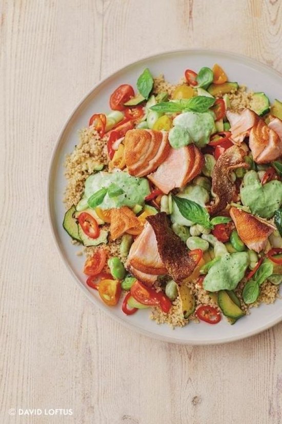 Gegrilde zalm op een bedje van quinoa met groenten en groene saus.
