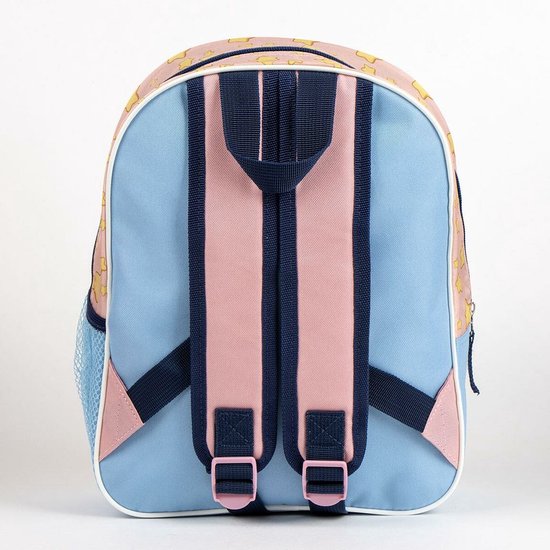 Achterkant van een roze en blauwe rugzak met gele sterren, blauwe en roze banden.
