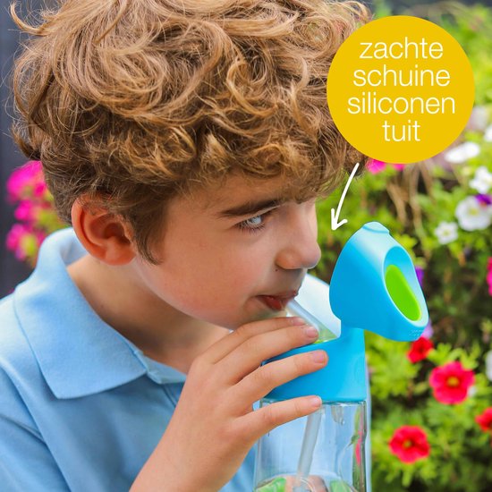 Jongen met een blauwe drinkfles met zachte siliconen tuit in de tuin.