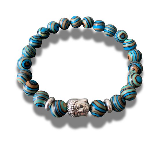 Elastische armband met gestreepte blauwe, bruine en turquoise kralen met een zilverkleurig Boeddha hoofd.