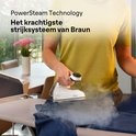 Vrouw strijkt spijkerbroek met stoomgenerator Braun CareStyle 7 Pro.