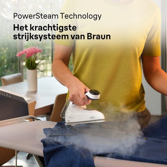 Vrouw strijkt spijkerbroek met stoomgenerator Braun CareStyle 7 Pro.