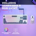 Wit gaming toetsenbord met vol-aanpasbaar RGB-licht, met muis op paars ondergrond. Software meegeleverd.