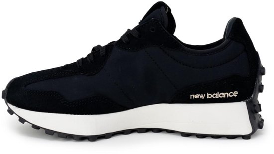 Zijkant van een zwarte New Balance 327 sneaker met 'new balance' op de zijkant en witte zool.