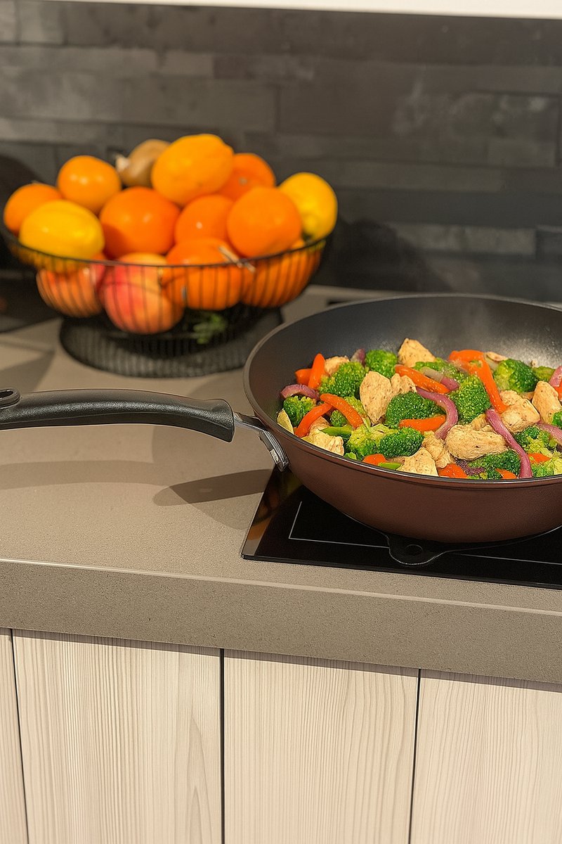Precisie Home - Wokpan – Ø30 cm – Antiaanbaklaag – Inductie Geschikt – Diepe Koekenpan – Ergonomisch Handvat