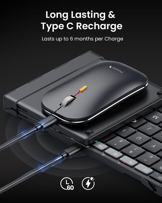Een zwarte ProtoArc muis wordt opgeladen op een zwart toetsenbord met een USB-C kabel.