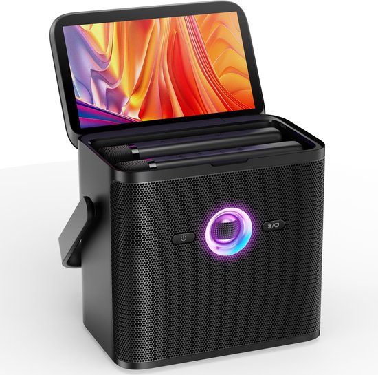 Zwarte Ikarao karaokespeaker met handvat, scherm en paarse lichtring, met twee microfoons ernaast.