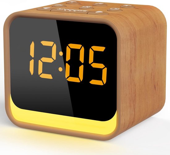 Houten kubus wekker met gele digitale tijd (12:05) en een zachte oranje gloed aan de onderkant.