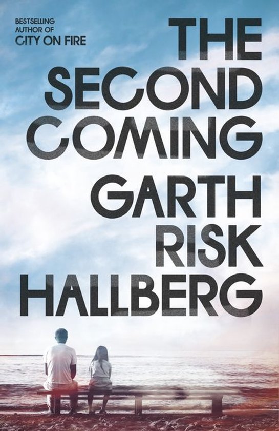 Boekhoes voor 'The Second Coming' door Garth Risk Hallberg. Twee figuren op een bankje kijken naar de zee.