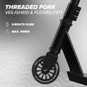 Detail van de voorvork van een zwarte stuntstep. "THREADED FORK VEILIGHEID & FLEXIBILITEIT". Max. 100kg.