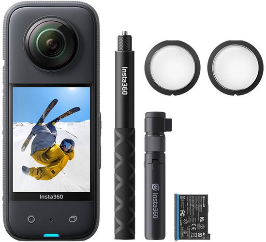 Insta360 X3 met selfie stok, batterij en lensbeschermers. Scherm toont skiër in actie.