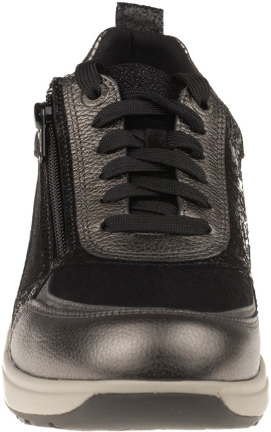 Voorkant van een zwarte sneaker met zilverkleurige neus, rits en veters.