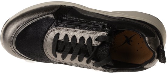 Bovenaanzicht zilverkleurige dames sneaker met zwarte, glinsterende en suède delen.