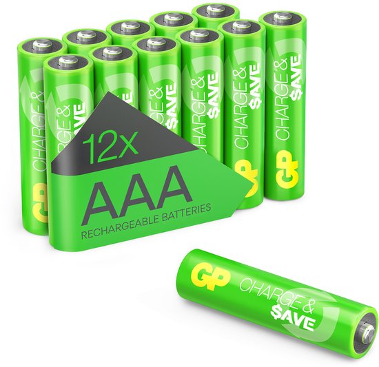 Twaalf groene GP AAA oplaadbare batterijen, met 'CHARGE & SAVE' opdruk. Eén batterij ligt los voorop.