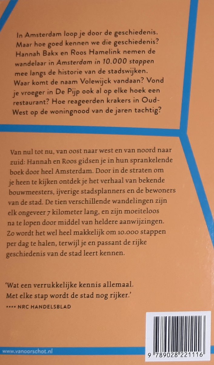 Achterkant van het boek met een QR-code, barcode en tekst over de inhoud.